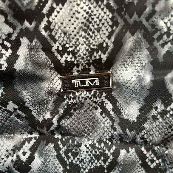 Tumor large packable tote black python print NWOT zipper case nylon travel - Picture 2 of 5